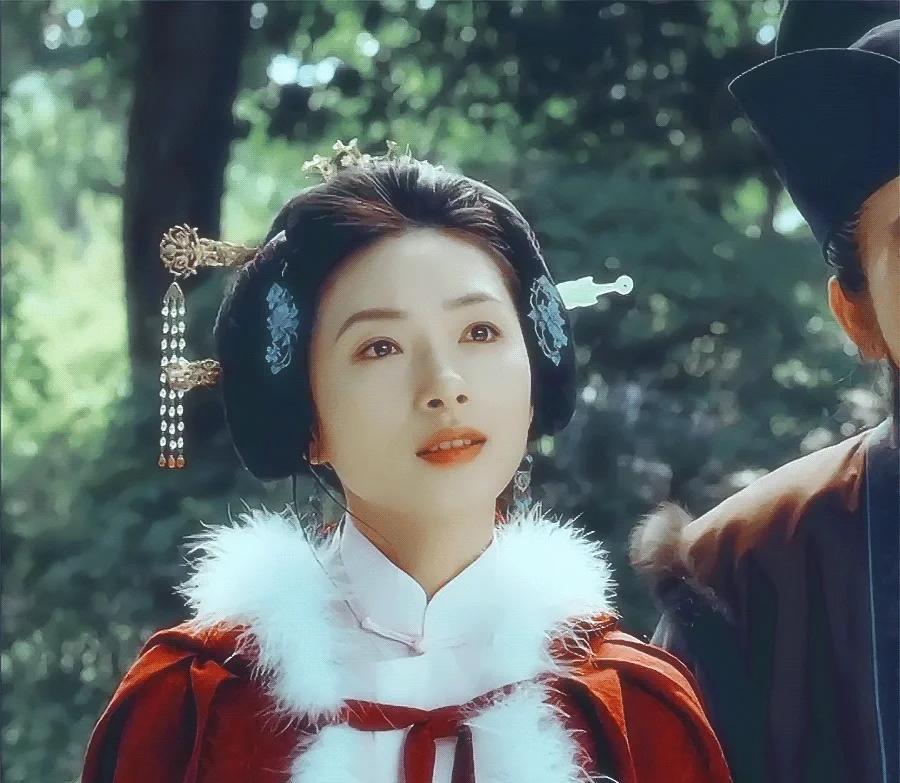 1641年，23岁的柳如是，嫁给了59岁的钱谦益，洞房花烛夜，钱谦益低声问道：“