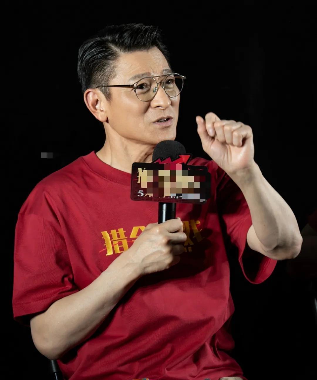 #刘德华被女儿炫爸# 天王刘德华专访时说，歌迷会年龄层很宽，有几个月大的会员，也