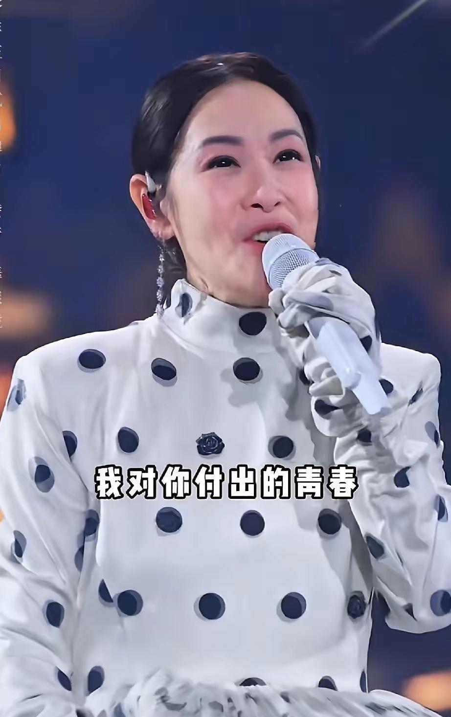 感觉刘若英也做医美了，许久不见，样子有点变化。
近日在演唱会出现的刘若英样子有点