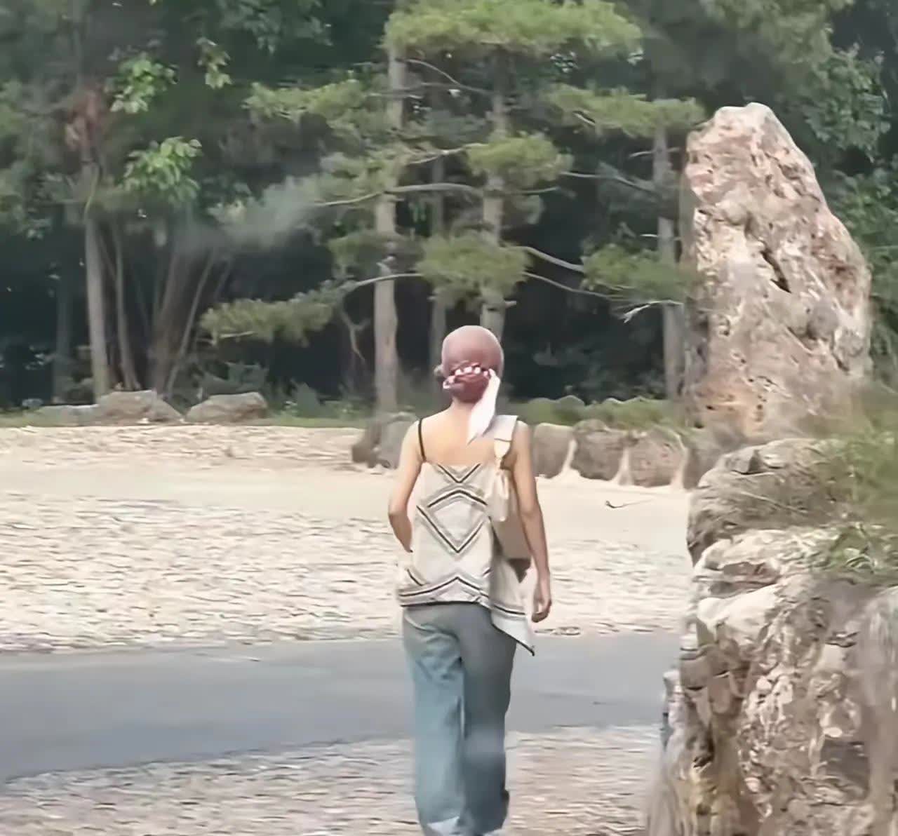我把赵丽颖的背影图给我兄弟看
给他吓得跳了起来
他说，这女的谁呀？背影怎么这