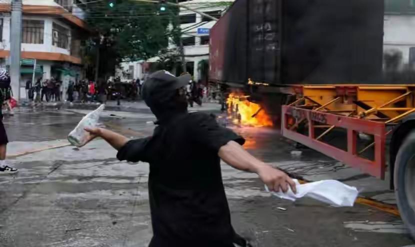 继印尼骚乱，尼泊尔政权更迭之后，菲律宾最近也爆发了大规模反腐败示威游行，数万民众