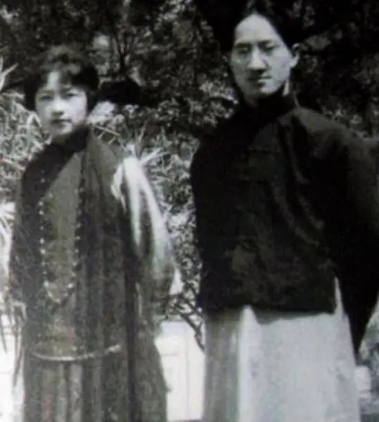 1932年，在徐志摩的葬礼上，陆小曼发疯似地喊道：你们根本不懂我的摩，赶紧给他换