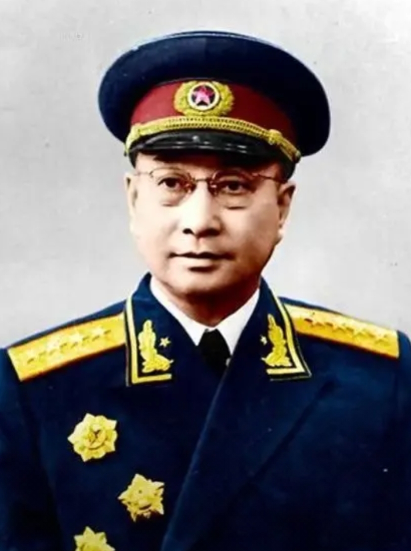 1953年，陈赓的车在哈尔滨被一个交警拦下，他直接拉开车门坐到车里，随后对司机说