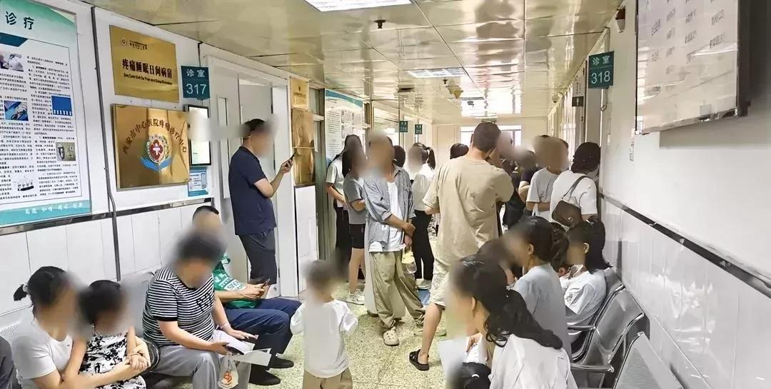 233名幼儿铅中毒，有家长表示哪怕是借钱、贷款也要治好孩子，这就让人错愕了。
很