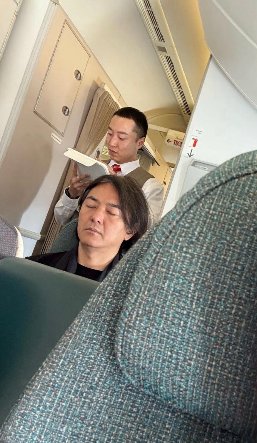 飞机上看到一个人，很面熟但叫不上名字 