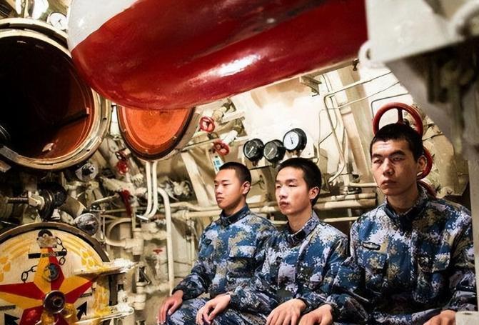 为什么中国海军最多在潜艇待90天，但在宇航员却能空间站待半年，说白了，就是因为两