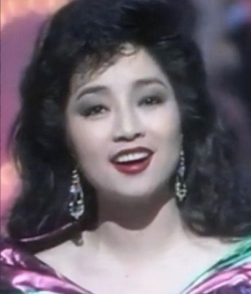 1983 年，何鸿燊给徐小凤颁奖时，直勾勾盯着她说：“你挣那么多钱，今晚来照顾下