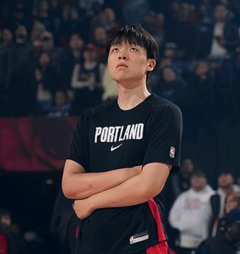 杨瀚森仅出战1分钟，开拓者大胜鹈鹕。NBA常规赛，开拓者客场挑战鹈鹕，这场比赛杨
