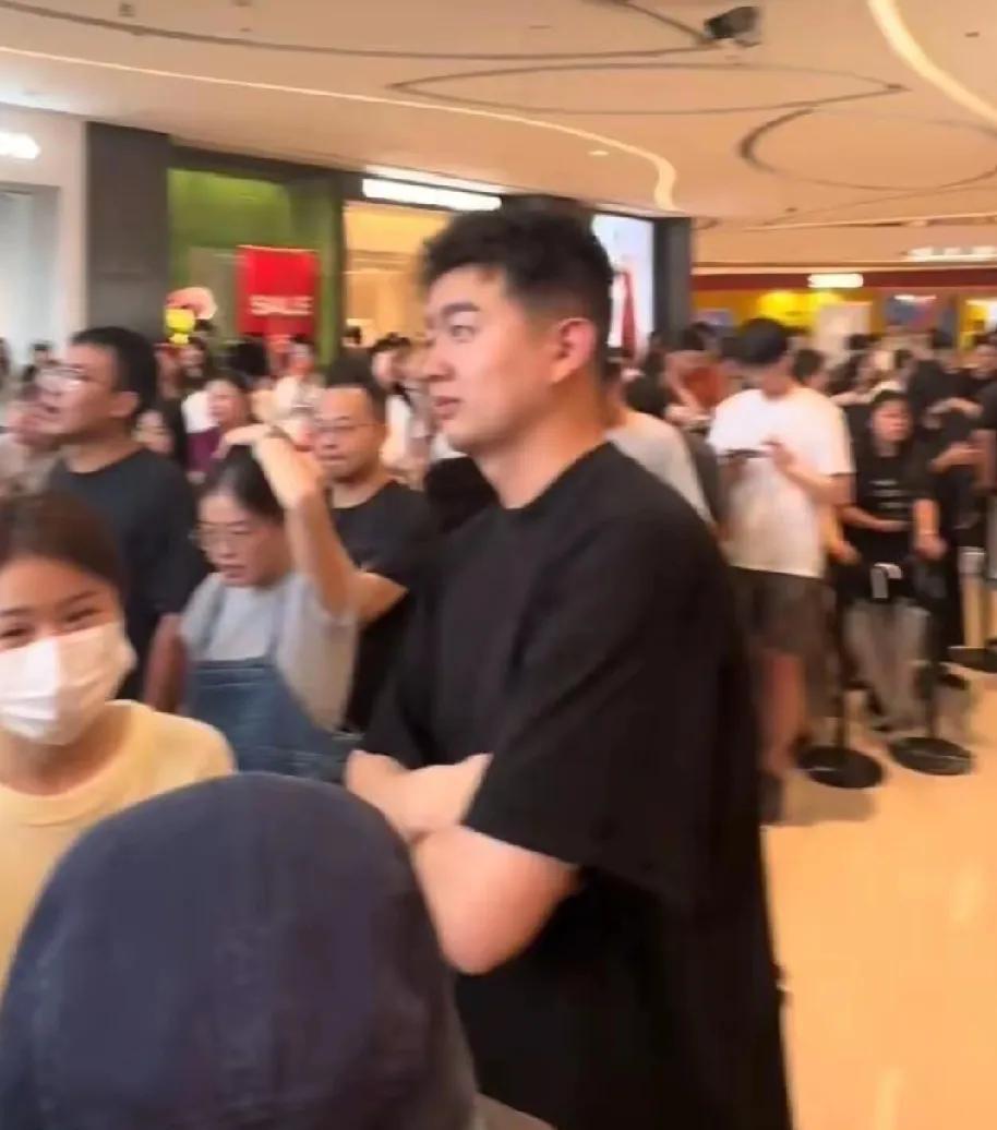 “6月15日，杭州西溪天街泡泡玛特新店开业2小时即关闭，商场称顾客蜂拥而至，场面