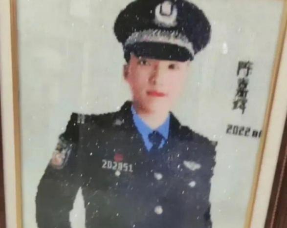 “你和我儿子真的很像.......”2022年，女人这突然拉住一名男子说道。这个