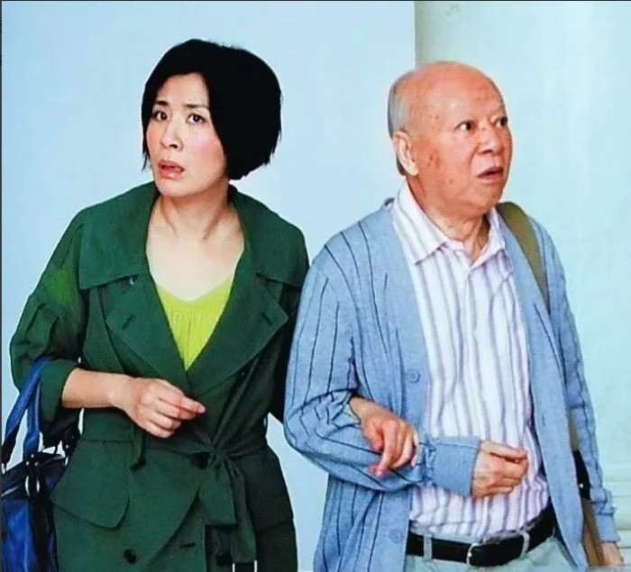 吴君如悼念父亲夏春秋离世，晒父女合照做纪念！
吴君如是香港娱乐圈里的著名演员，她
