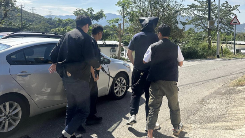 香港海关遇袭案主要嫌疑人落网 警方查获多把枪械及毒品