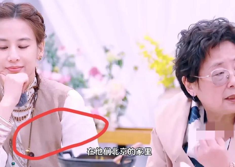 黄圣依嫁给杨子这件事
最亏欠的人不是她自己
也不是她的两个孩子
而是她的父母
本
