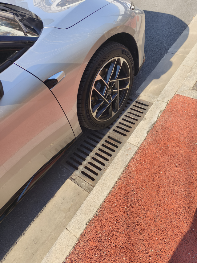 小鹏p7+提车一周拿下一血
提车刚一周，周末出去玩，侧方位停车时蹭到马路牙子了，