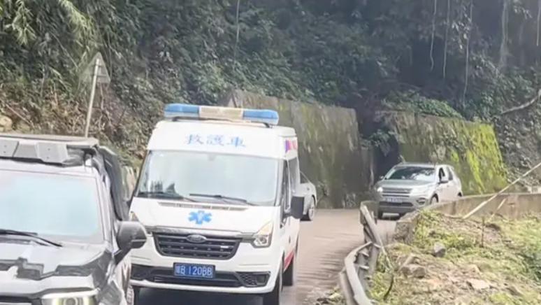 “救命车”变“特权车”：谁在透支社会信任？