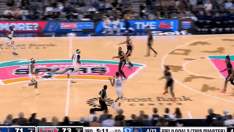 库里急停追身三分强投再中反超1分，个人单节已18分