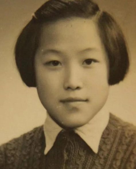 1971年，一58岁老头娶了个小他10岁的女大学生，洞房花烛夜，老头刚爬上床却被