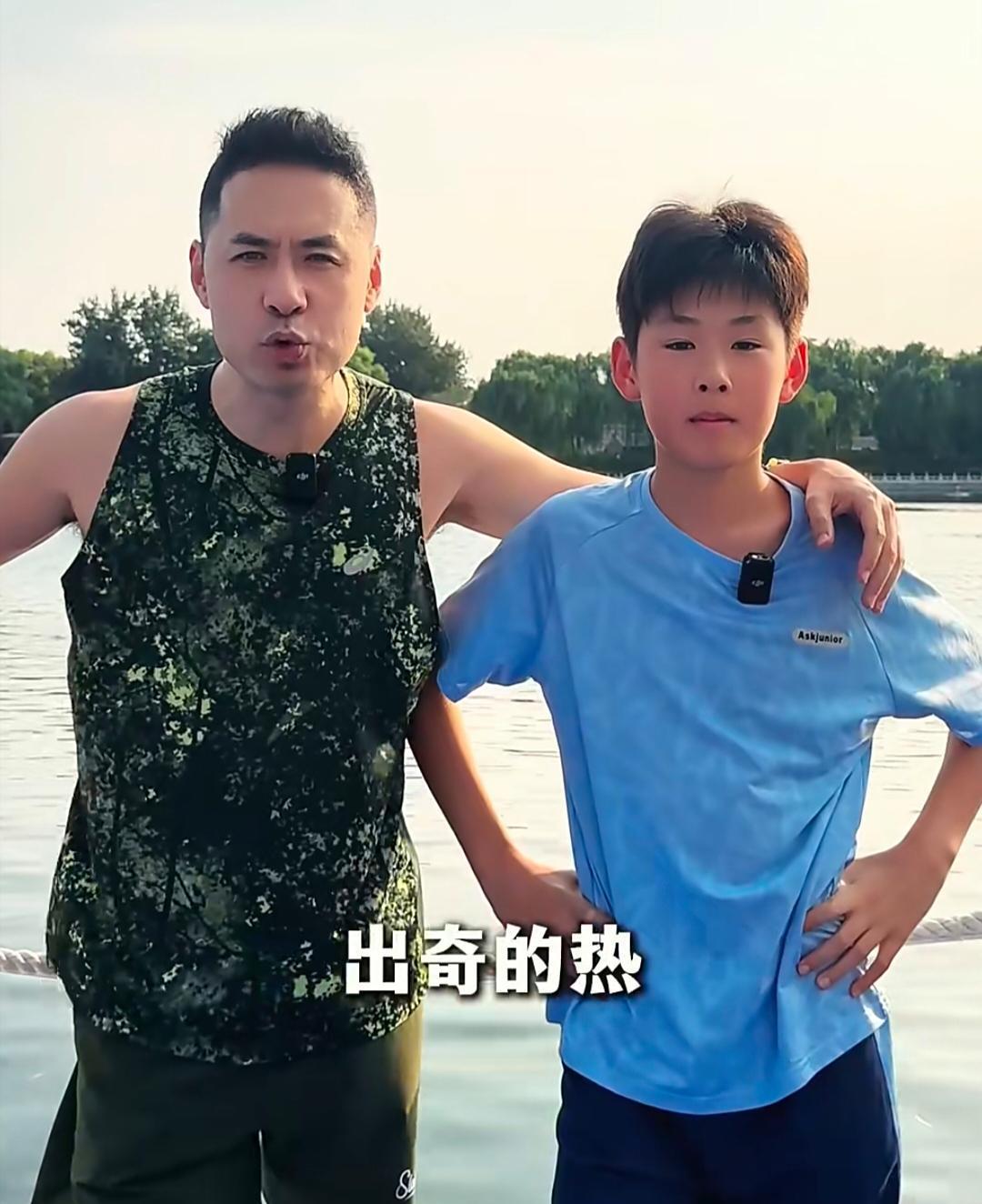 黄征和13岁儿子在北京划桨板，儿子身高已经和他差不多，但长相不如他，鼻子不太好看