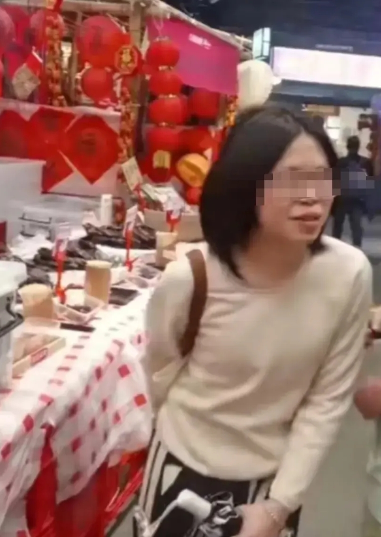 湖北大学女生决然求死，感觉她妈妈状态不太对劲，一个人时时刻刻在嘶吼，太不同寻常了