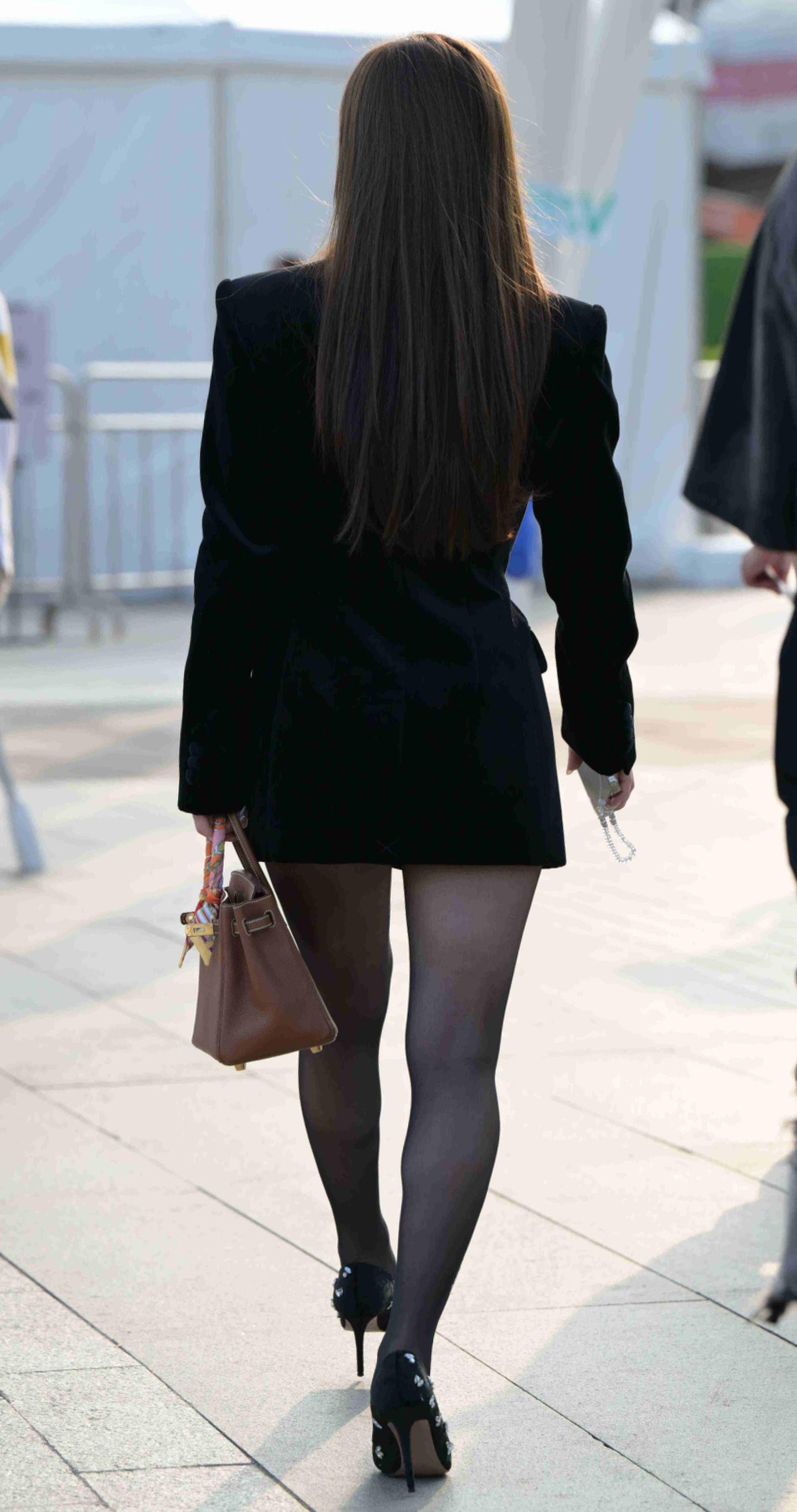 陪女性朋友打耳洞，她紧张得死死抓住我的手。
