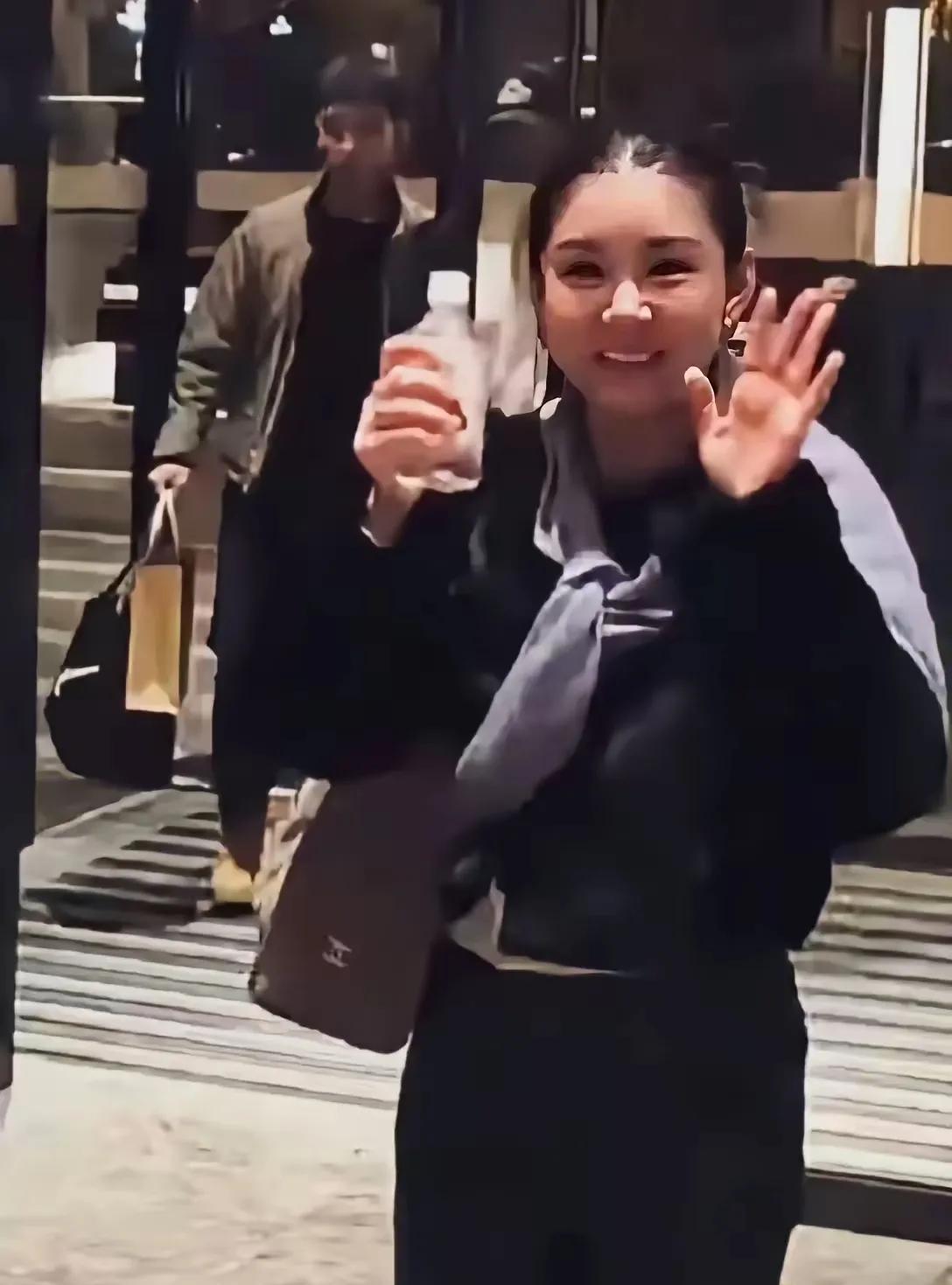 妈也！久未露面的李小萌怎么变成“李小猪”了，脸肿的都认不出来了。
好久没有看到李