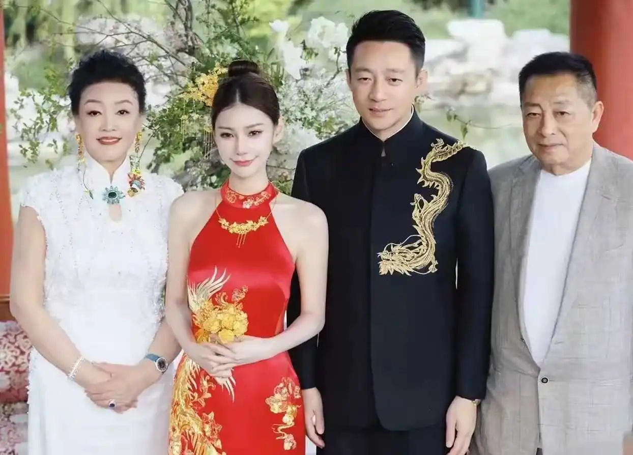 汪小菲全家福，确实很一家人的感觉