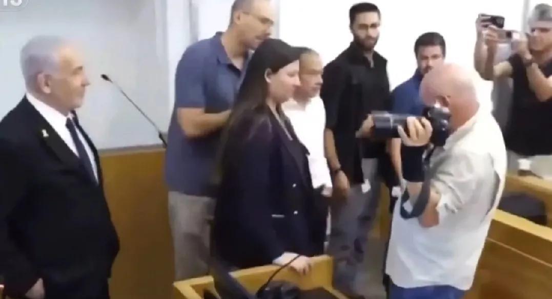 内塔尼亚胡怕了，他找了一个很好理由再次逃避了对其贪腐案的审理。
以色列法院原定于