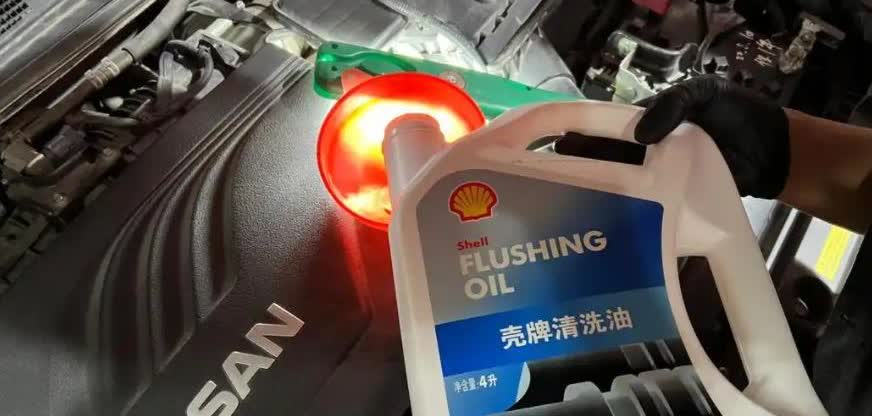 最近很多车主都在讨论汽配市场的乱象，我发现大家最关心的还是真假机油问题。有网友说