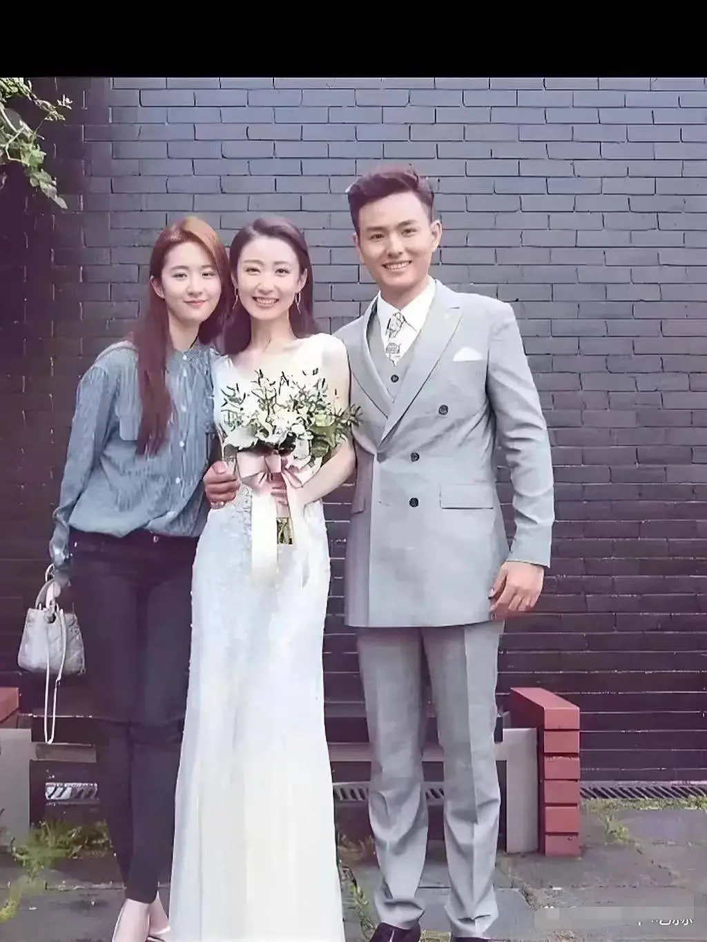 刘亦菲旁边这个美女看着好眼熟，就是叫不出名字来。