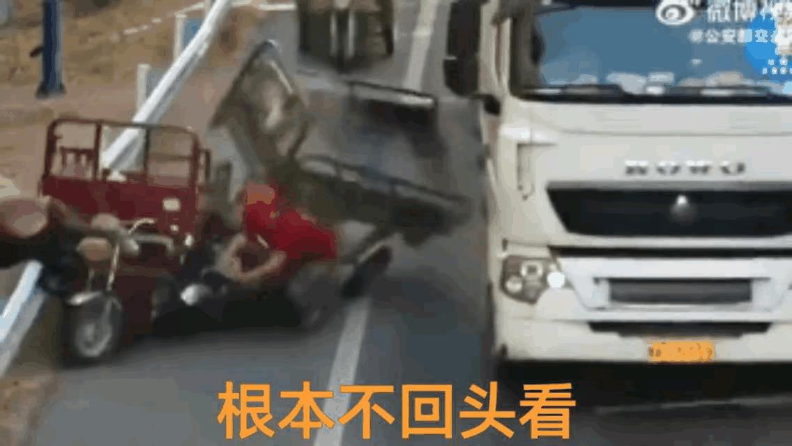 这次事故谁的责任？
老人开着三轮车在路上停下，让车上的人下车，就在这时，后边一大