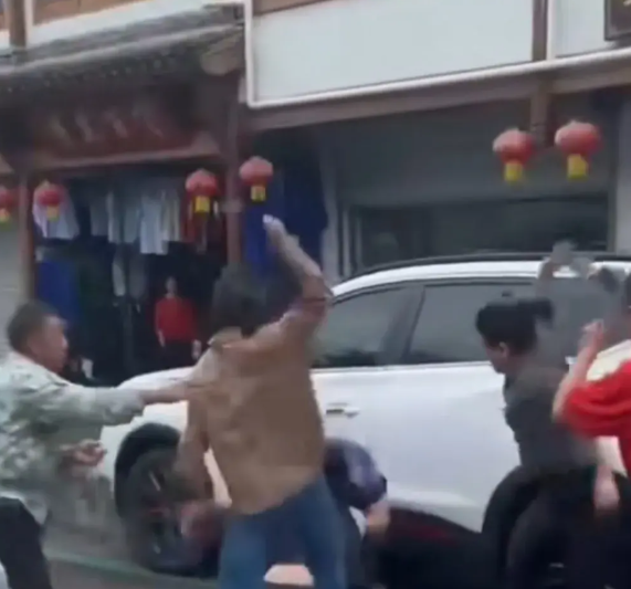 安徽一家饭店 5 人群殴一名外地游客，出手那是相当的狠！事情是这样的，江苏的王先