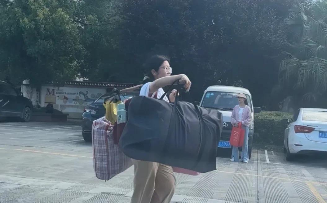 万万没想到！
挑扁担的女孩竟是这样的人，
随着她在网上的走红，
有记者专门采访了