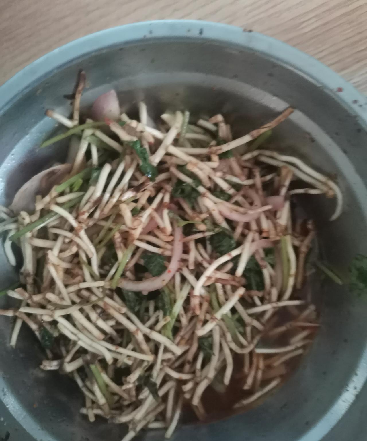 我是从去年学会吃折耳根的，当时觉得还是有点儿腥的，不过，还是能接受的。
前几天，
