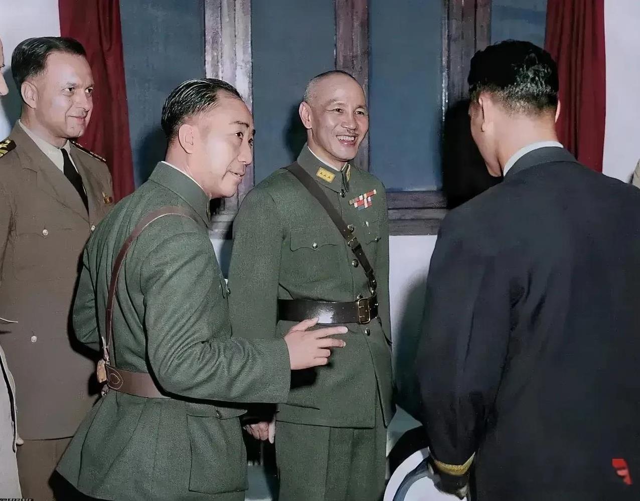 这才是蒋介石与军统副局长戴笠真实的貌相，不是演员饰演的角色！都看看吧，不要再被荧
