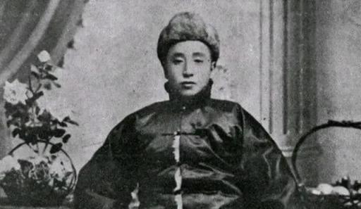 1891年，16岁的张作霖落难乞讨，孙寡妇看中了他，解开衣扣，掏出一块腰牌给他“