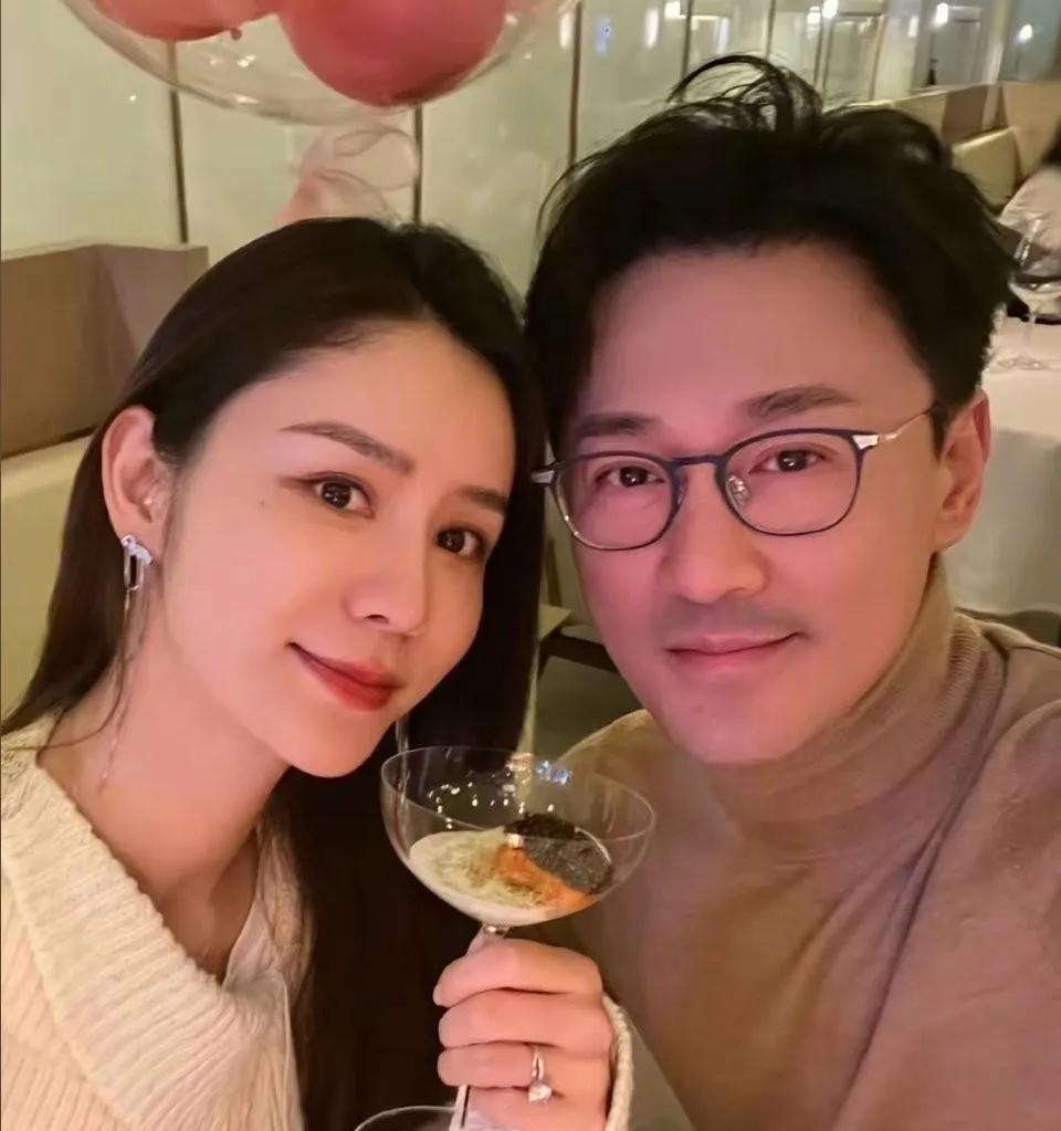 林峰与张馨月的婚姻生活备受关注，张馨月试图秀恩爱却意外翻车，网友发现她晒出的爱心