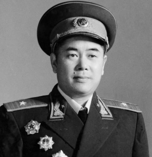 1985年，福州军区被撤，司令员江拥辉远赴北京开会，却发现自己并无新任命。回到福