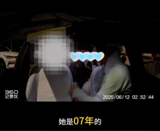 太解气了！外国男子深夜带中国女孩打车，上车后司机发现女孩不对劲，司机大哥为了保险