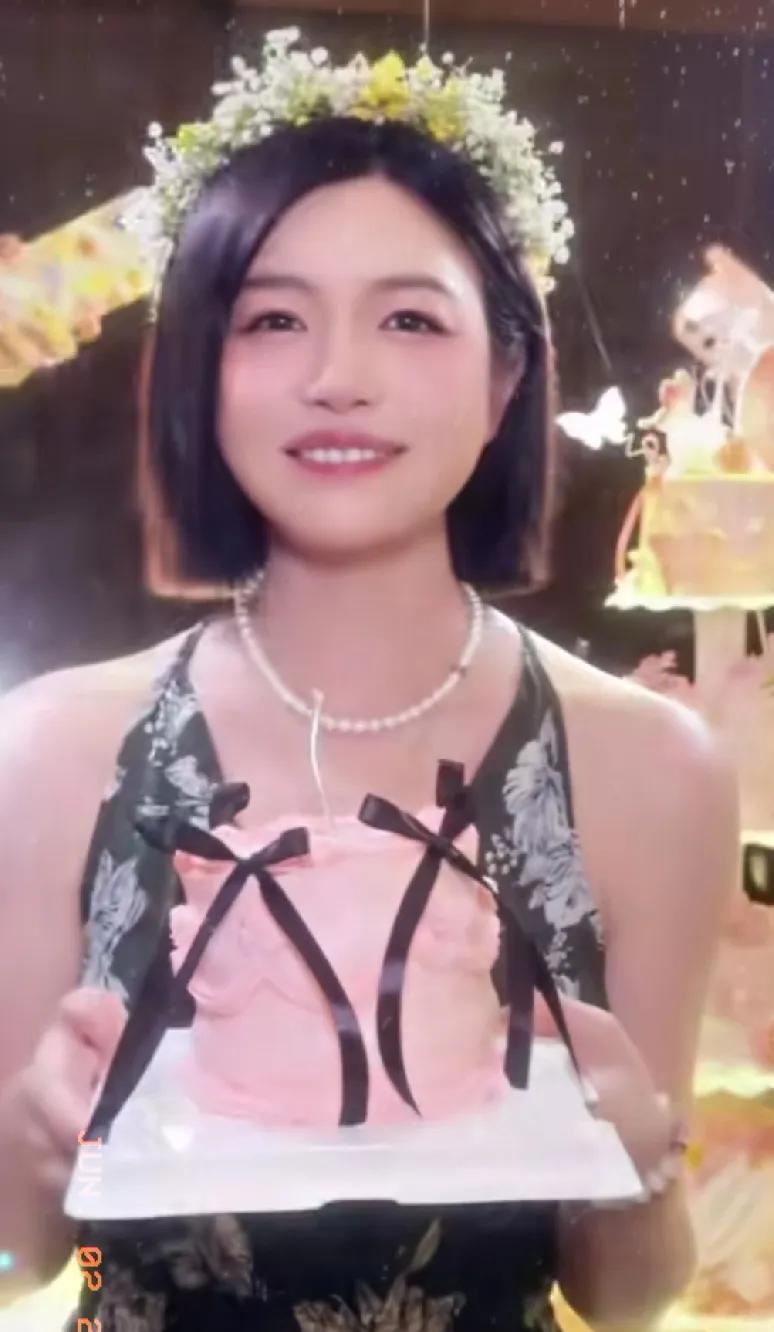 突然有点懂陈晓了
陈妍希哪哪都很好
但是有一个缺点是要不得的，那就是陈妍希这个人