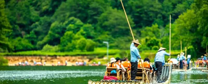 女子漂流时手机不慎落入水中
村民帮忙打捞，索要1500感谢费无果，又把手机丢回