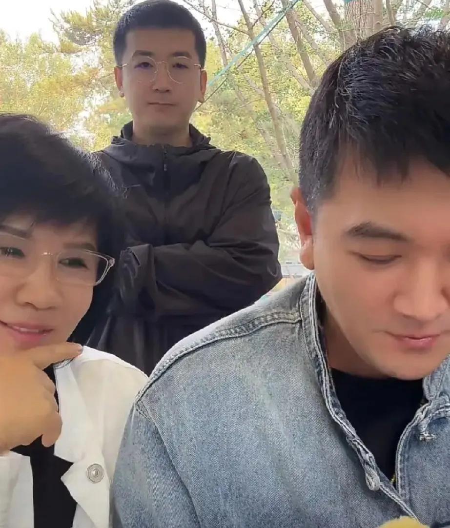我不信，杨子最擅长剧本了！
说兜里只剩六十九元，在老家靠去大哥、老妈家蹭饭度日，