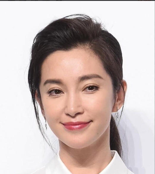 1999年，42岁的地产富商石涛看上了李冰冰。为了抱得美人归，石涛送上30多万的