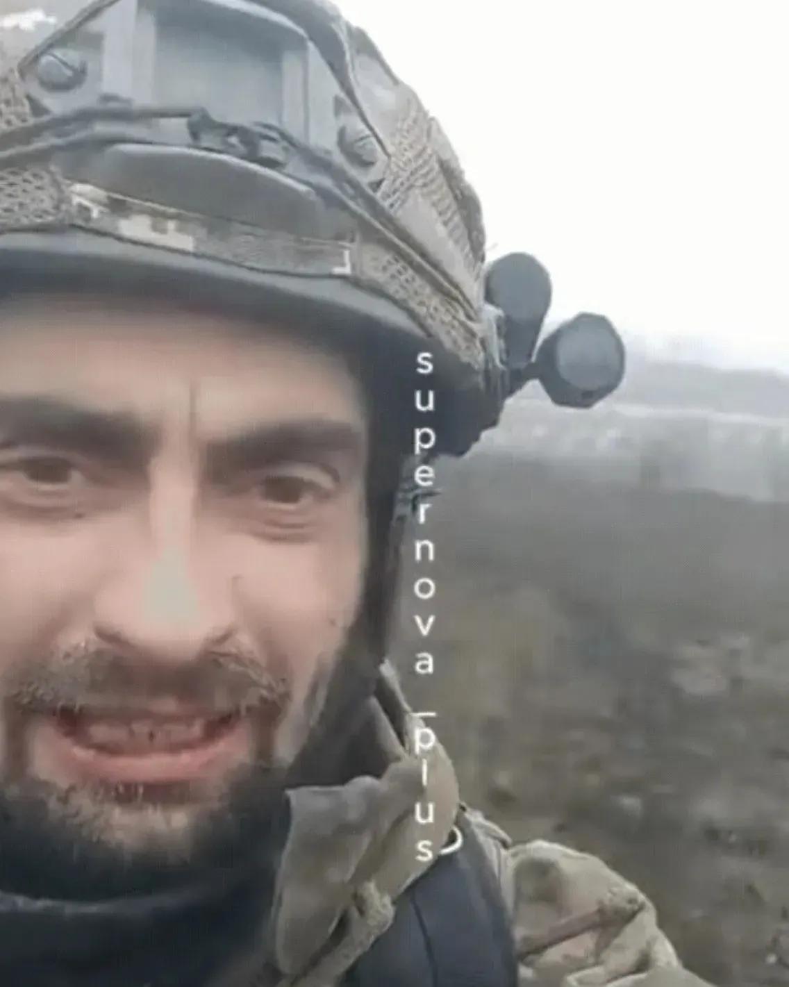 终身难忘！
乌军士兵从库尔斯克地区撤离，他们丢弃掉身上大量的武器装备，只是轻装前
