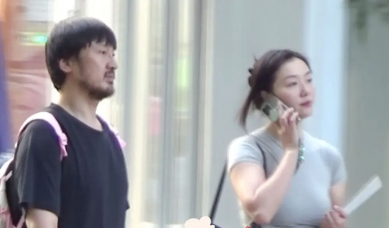 王传君齐溪携女公园游玩 一家三口幸福满溢