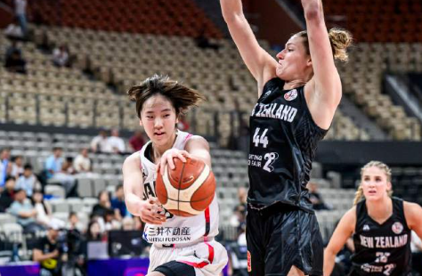 比赛决胜阶段已经在掌控之中了，而她才19岁。另外，这场比赛日本女篮投进10记三分