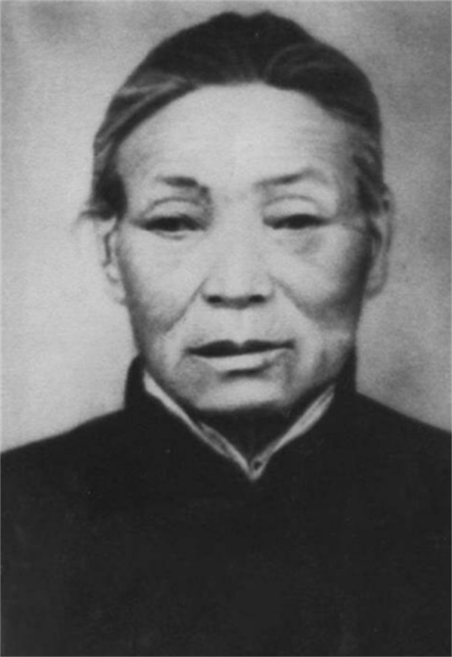 1938年，由于特务告密，鬼子包围了大常村。情急之下，常大娘把肖华司令藏进了枣堆