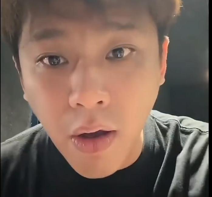 葛斯齐一觉醒来，
天都要塌了，
怎么聊天记录就成“老梅”给我的了呢？葛斯齐早就在