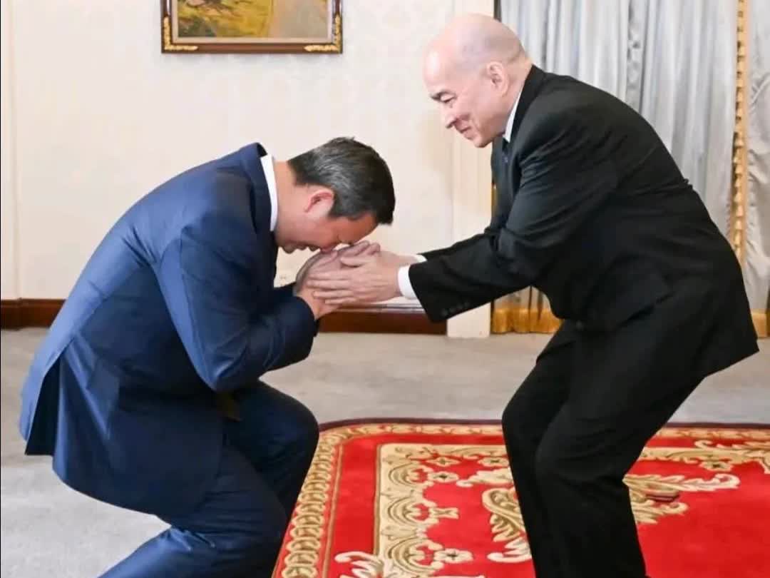 洪玛耐首相晋见国王 汇报施政成果
洪玛耐首相率领政府代表团晋见国王西哈莫尼，向