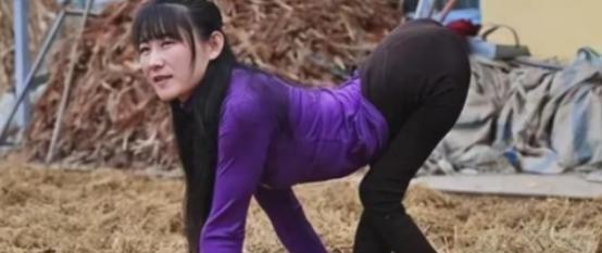 2009年，山东一位靠爬行生活的女子，24岁时嫁给46岁单身汉，婚后，她不顾家人
