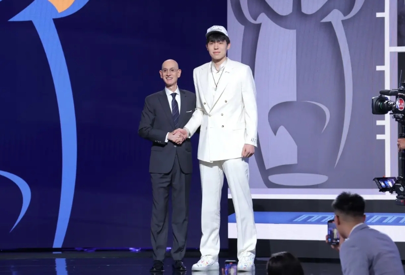 非饮水机成员，杨翰森16顺位年薪多少

第16位，表明开拓者愿意花大价钱培养小杨